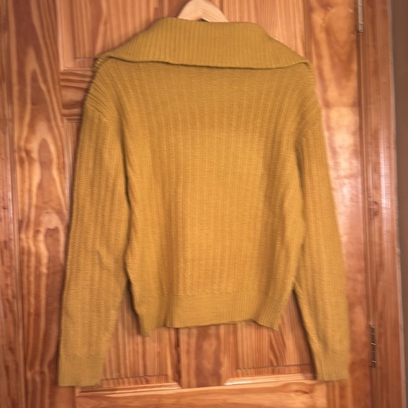 Guess knit sweater. Women size large. Excellent condition. - Picture 6 of 6